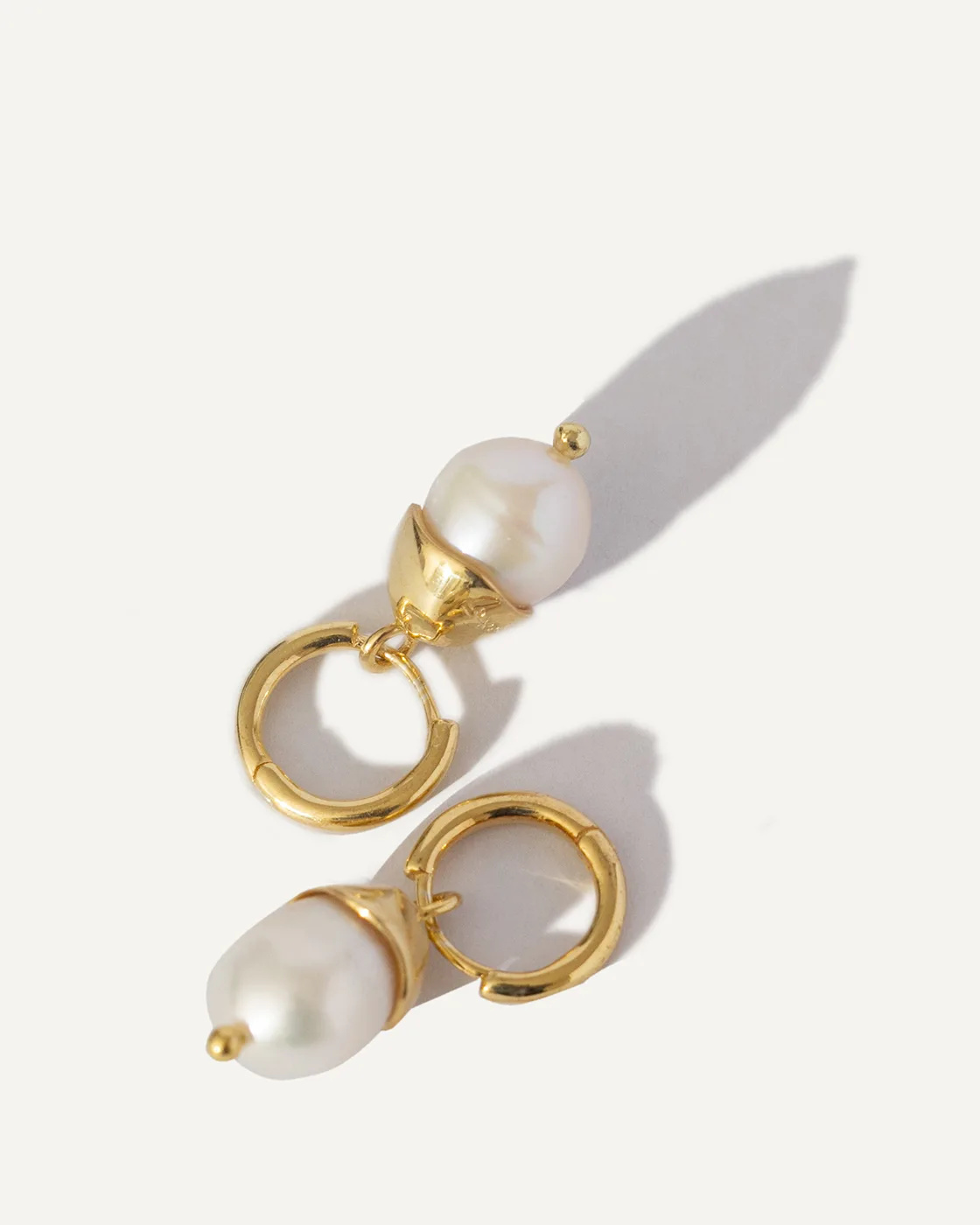 Perla Vergoldete Creolen aus Sterlingsilber mit einer unregelmaßig geformten Perle