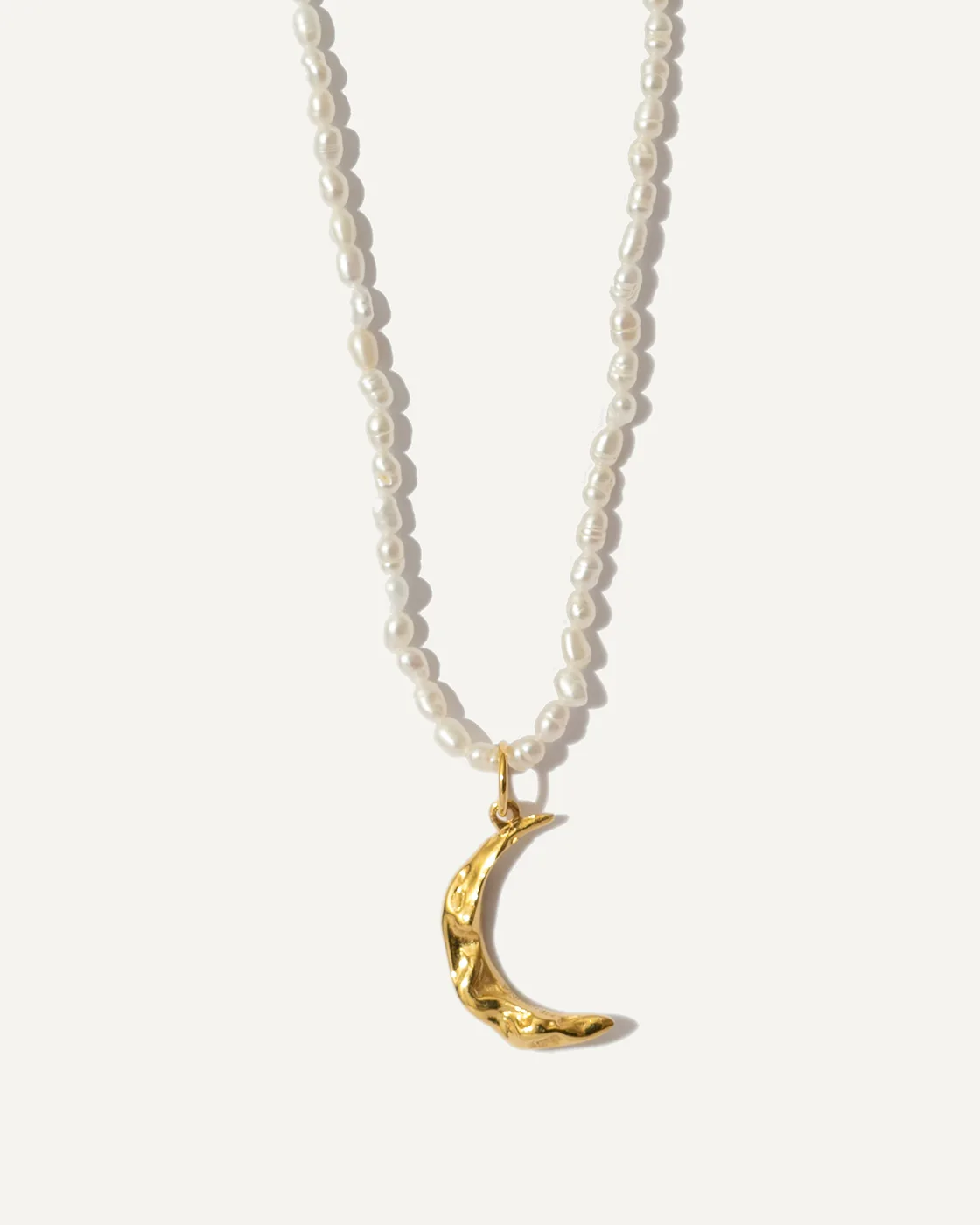 Méliès Moon Ovale Perlenkette mit vergoldetem Anhänger
