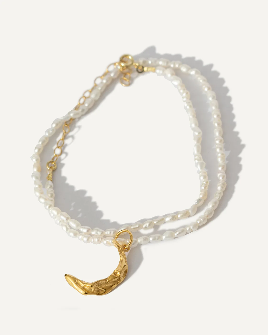 Méliès Moon Ovale Perlenkette mit vergoldetem Anhänger
