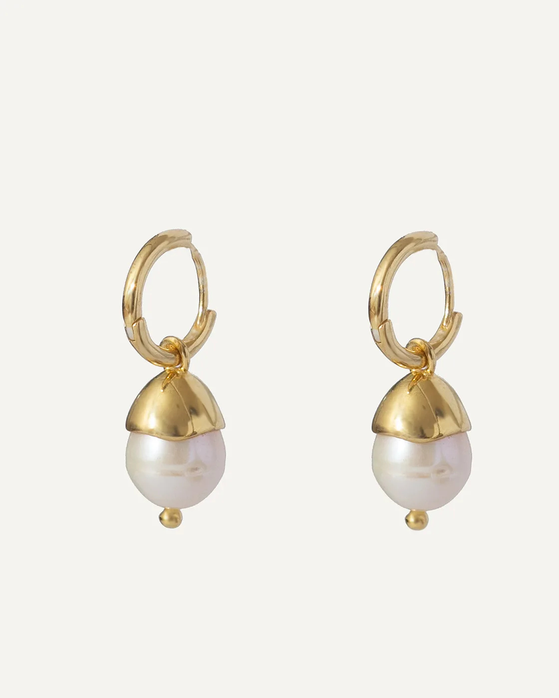 Perla Vergoldete Creolen aus Sterlingsilber mit einer unregelmaßig geformten Perle