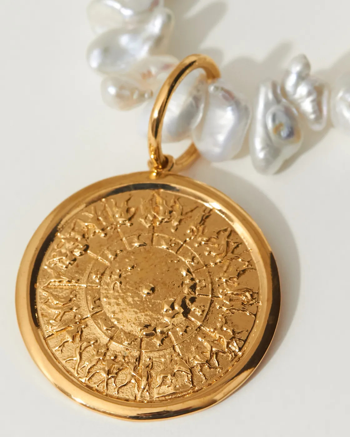 Shield of Achilles Gold Vermeil Statement Perlenkette