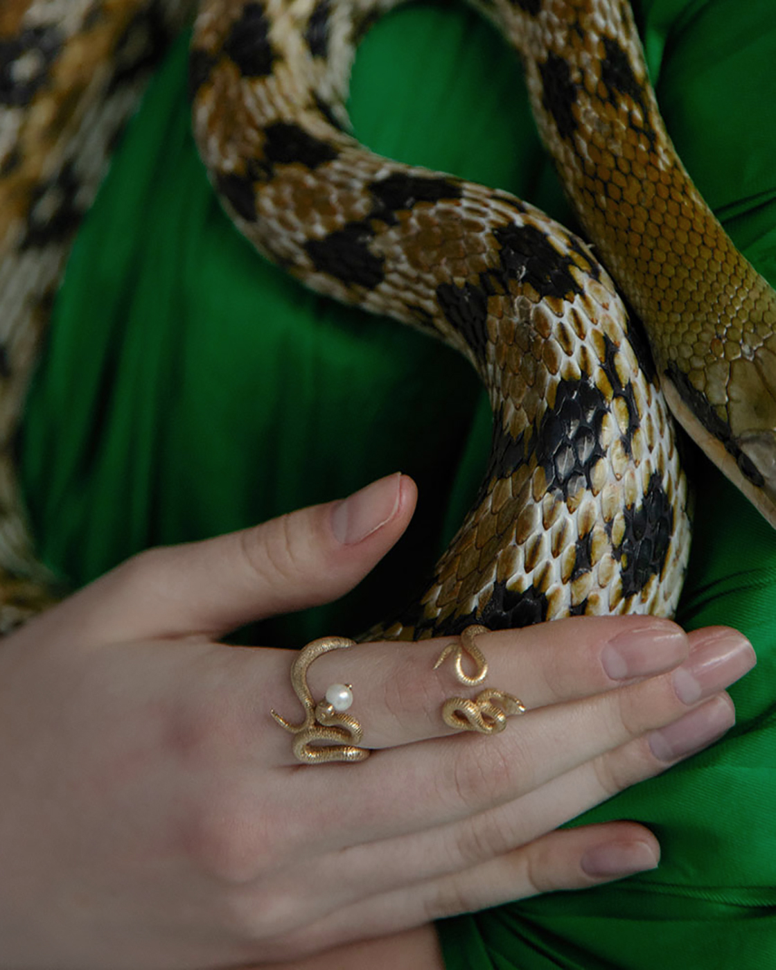Vergoldete Duo-Schlangenringe mit einer Naturperle