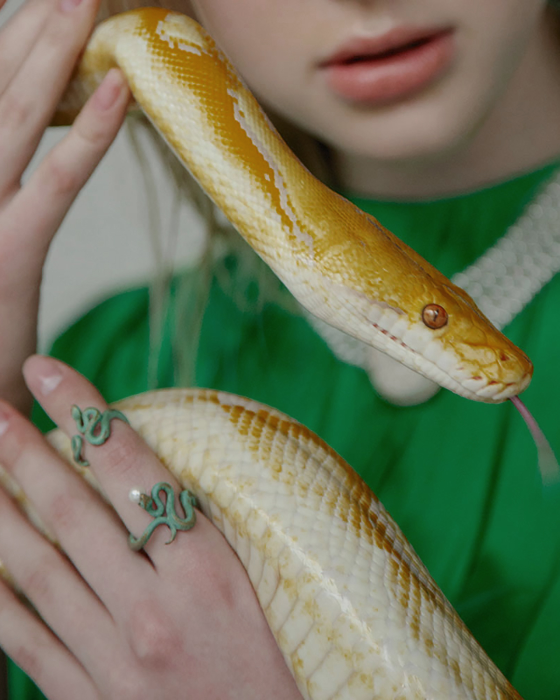 Vergoldete Patina Duo-Schlangenringe mit einer Naturperle