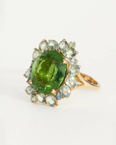 Ring mit Moldavit und grünen Saphiren