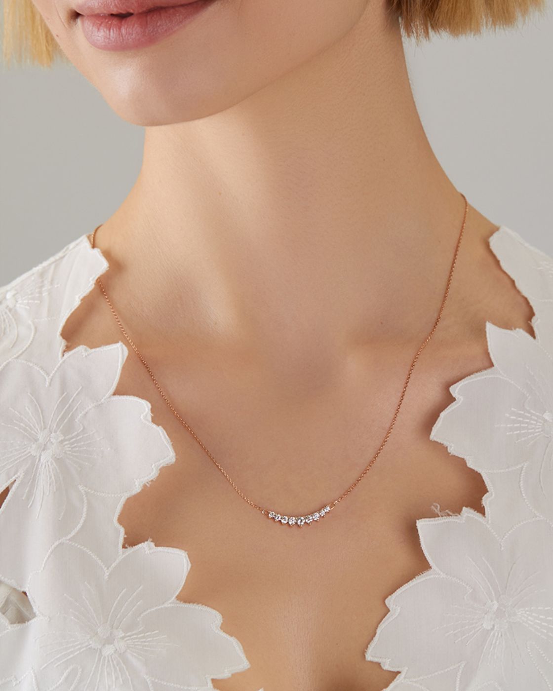Halskette aus Roségold mit weißen Diamanten