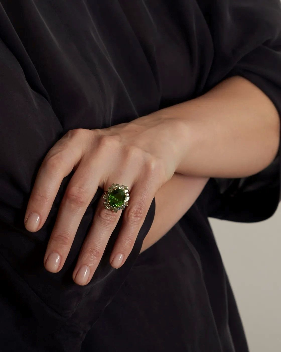 Ring mit Moldavit und grünen Saphiren
