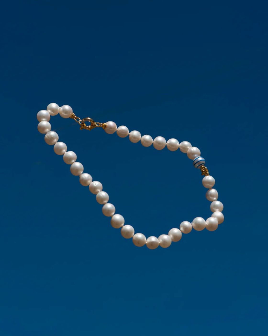 Die klassische Perlenkette klein – blaue Streifen