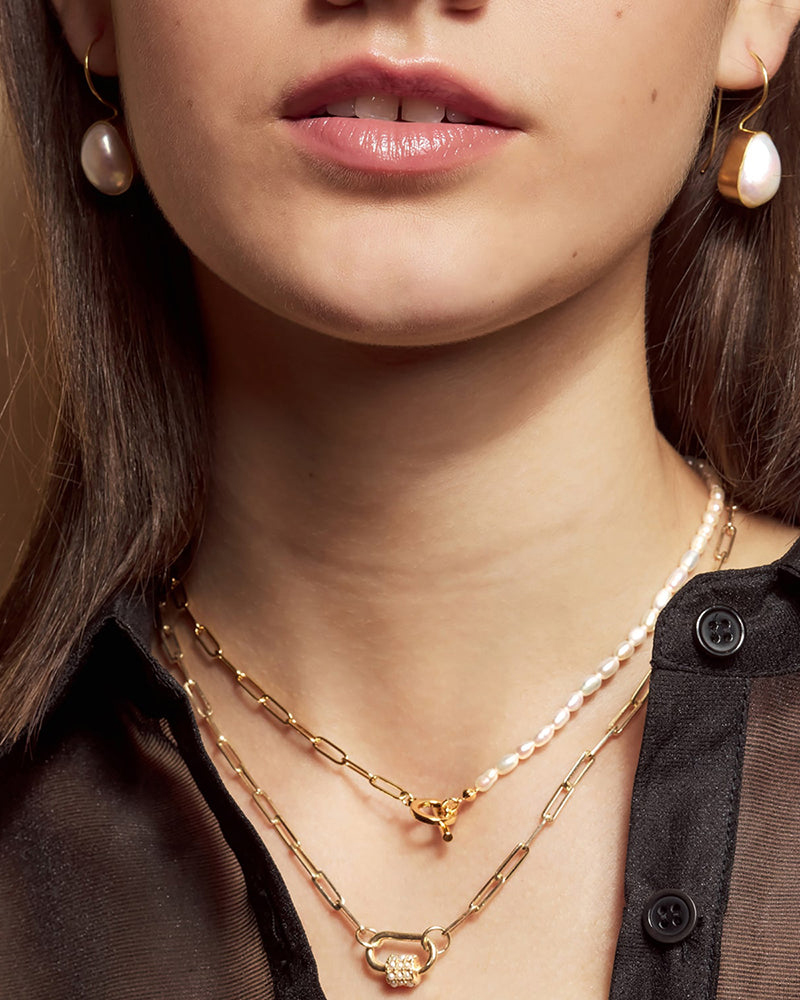 Halskette von Alba, mit weißem Perlen- und goldenem Kettenmix