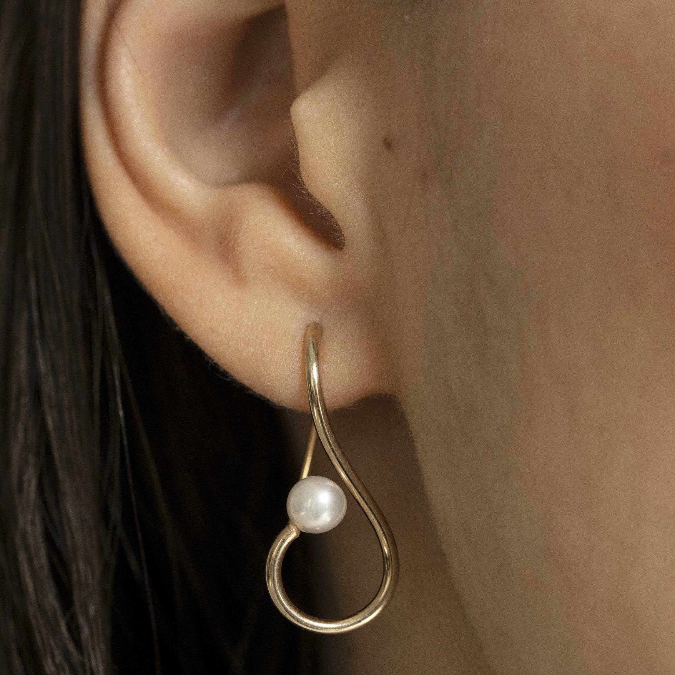 Infinity Gold Earrings with a Pearl