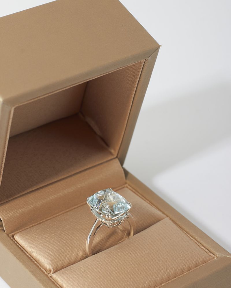 Ring aus Weißgold mit Aquamarin und Diamanten